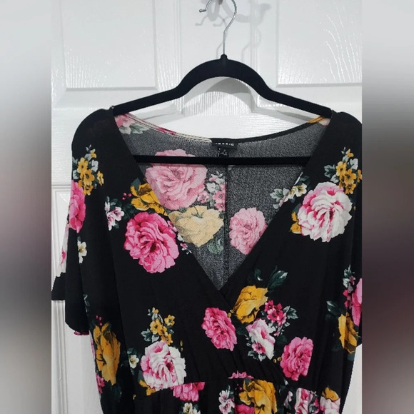 Torrid Black Fancy Flow Floral Mini Stretch Crepe Wrap Dress in Size 2 - Picture 4 of 12